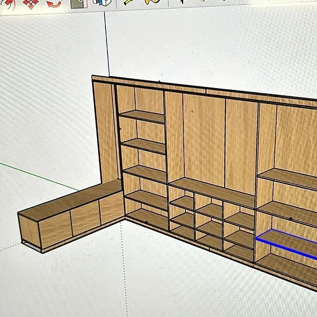 Et digitalt 3D-design som viser en veggenhet med innebygde hyller og skap laget av tre, inkludert en lav benk til venstre.